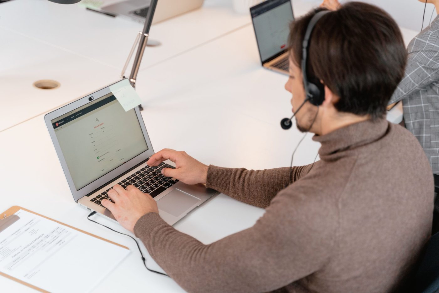 IT support agent with a headset helping a user online